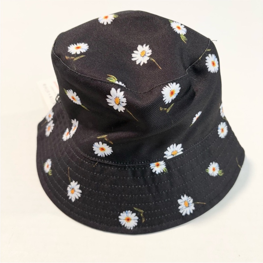 Alice + Olivia Reversible Bucket Hat, Black Daisy Floral Print, Solid White